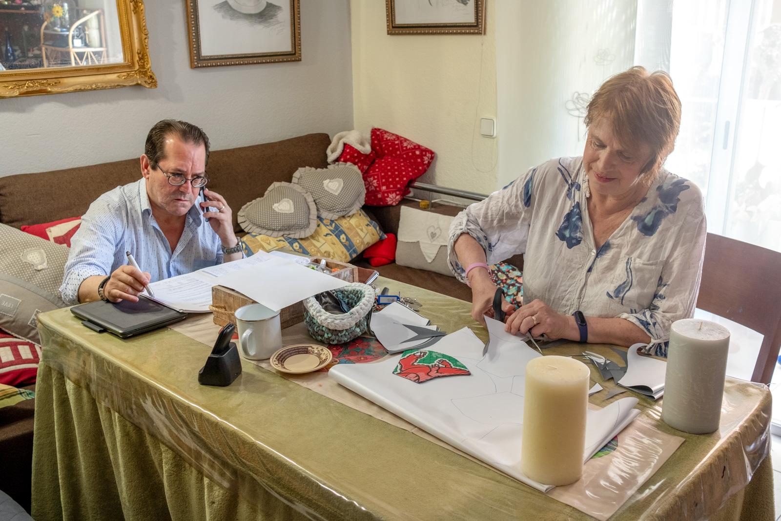 L’oficina, a casa · Ramona, cosidora voluntària amb en Pedro, regidor de l’Ajuntament · Platja d’Aro - Lluís Català