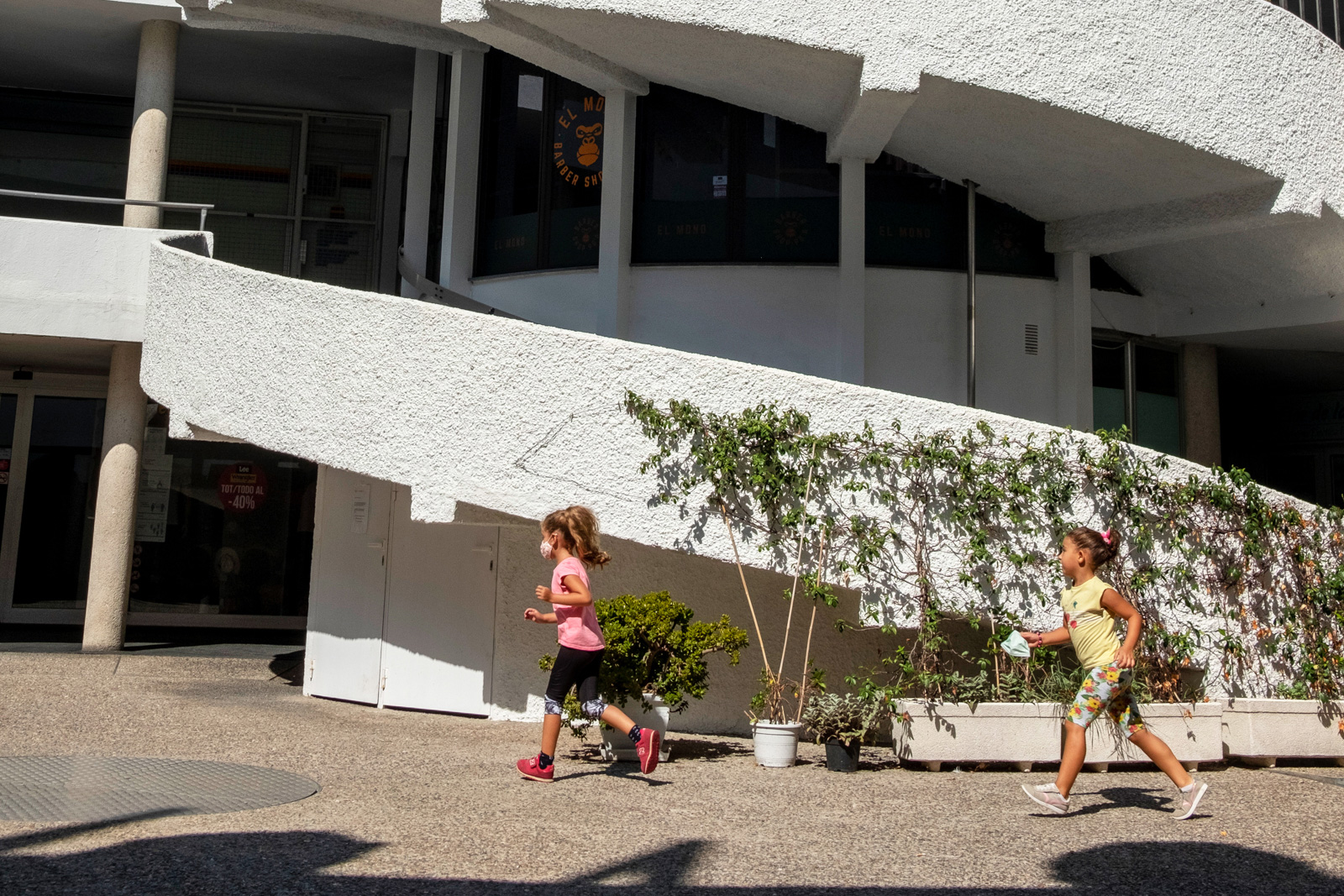 Rialles juganeres · L’alegria de la quitxalla no hi entén de virus · Edifici Round Sotre · Platja d’Aro - Lluís Català