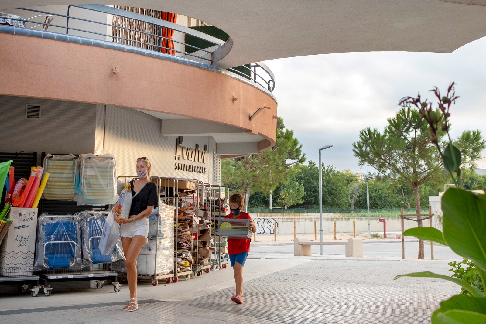 Records d’estiu · Elements propis de temporades entre mascaretes · Edifici Shopping Center · Platja d’Aro - Lluís Català