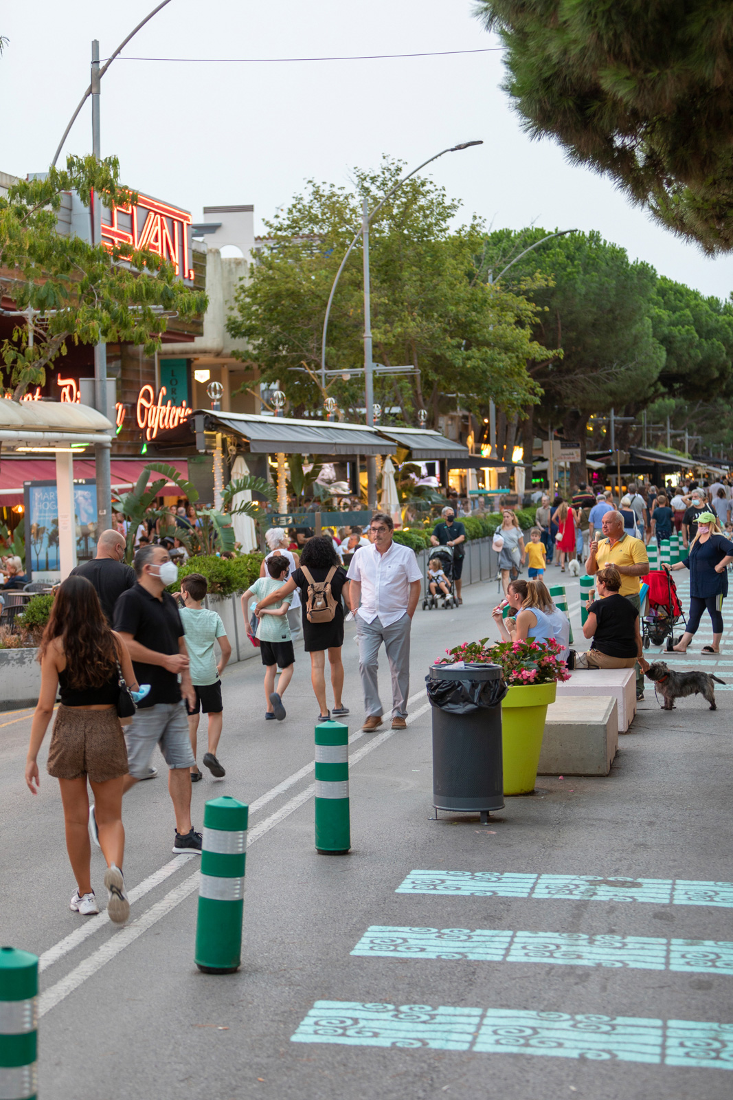 Ambient d’estiu · Passeigs entre els nous elements de mobiliari urbà · Avinguda de S’Agaró · Platja d’Aro - Jordi Geli