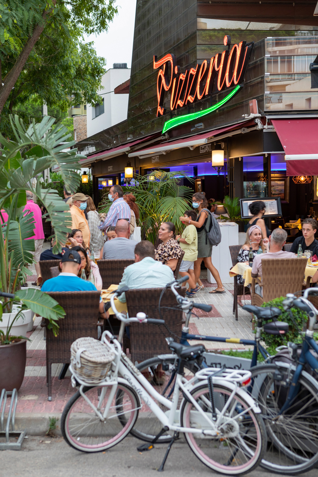 Calidoscopi · Bicicletes, taules i vianants conviuen amb naturalitat · Avinguda de S’Agaró · Platja d’Aro - Jordi Geli