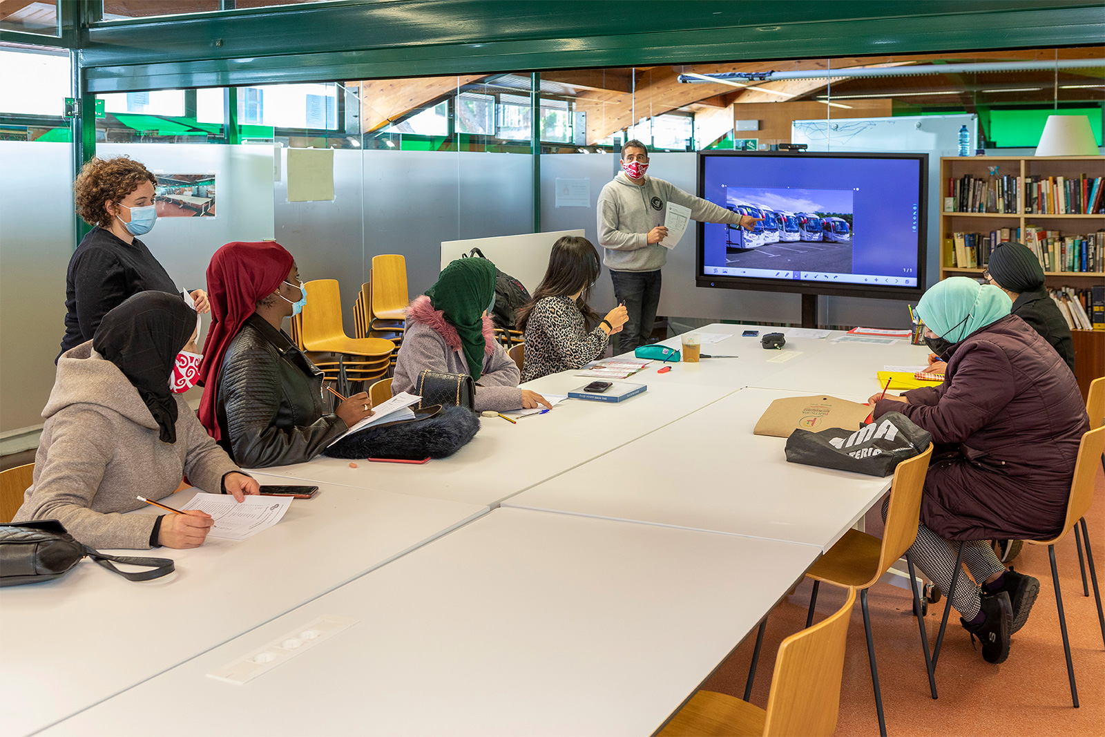 Reconstruint el futur · Classes al Centre de Formació de Persones Adultes, hivern de 2022 · Centre Cívic Vicenç Bou · Platja d’Aro - Jordi Geli