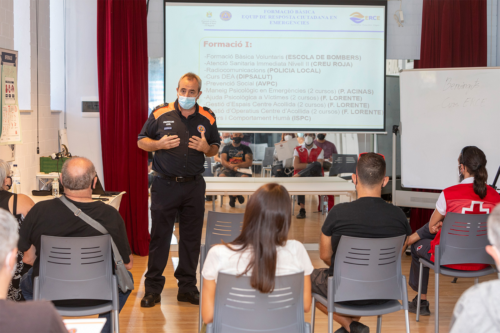 A punt per aprendre de nou · Curs d’Equips de Resposta Ciutadana en Emergències, tardor de 2021 · Palau d’Esports i Congressos · Platja d’Aro - Jordi Geli