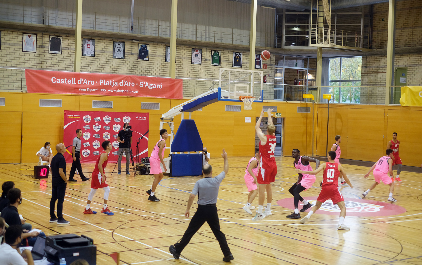 La pilota torna a girar · Partit de pretemporada a porta tancada Bàsquet Girona-Barça B, estiu de 2020 · Palau d’Esports i Congressos · Platja d’Aro - Lluís Català