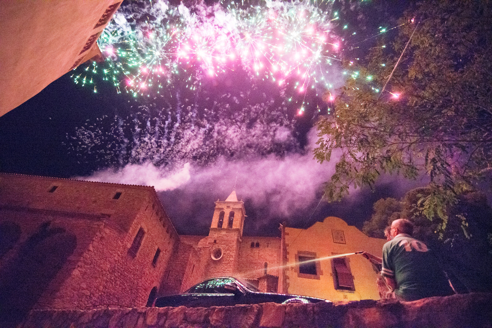Una nit mirant al cel · Focs artificials, Festa Major de Castell d’Aro, estiu de 2020 · Nucli antic, Castell d’Aro - Lluís Català